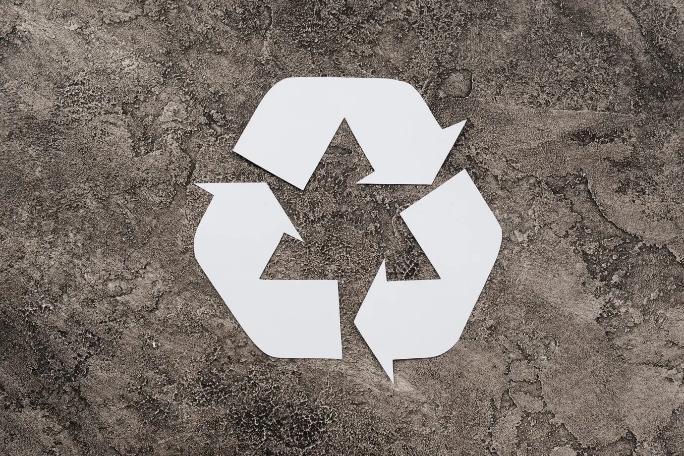 Weißes Symbol für Recycling auf schmutzigem Hintergrund.