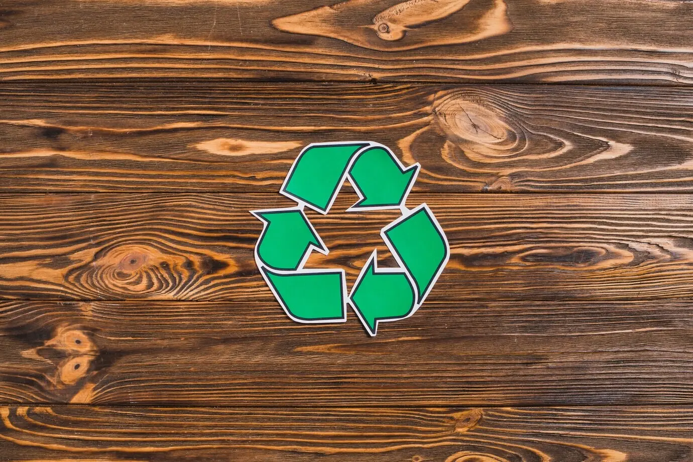 Recycling-Symbol auf einem Hintergrund mit Holzstruktur